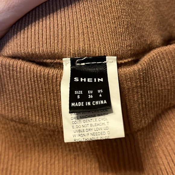 Knee length skirt with slit - Picture 3 of 3